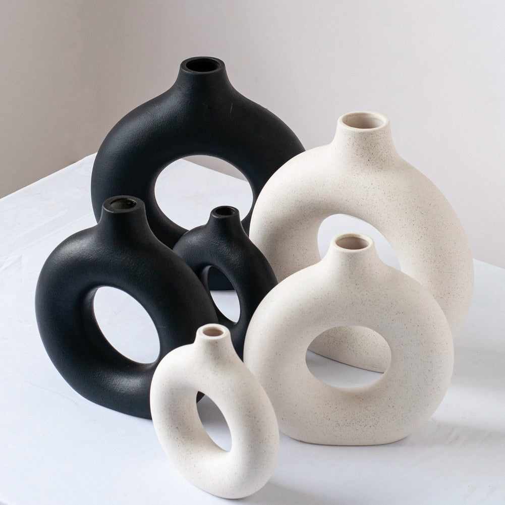 Vase en céramique creux Vilead : Élégance nordique avec un soupçon de gourmandise