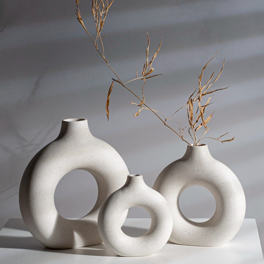 Vase en céramique creux Vilead : Élégance nordique avec un soupçon de gourmandise